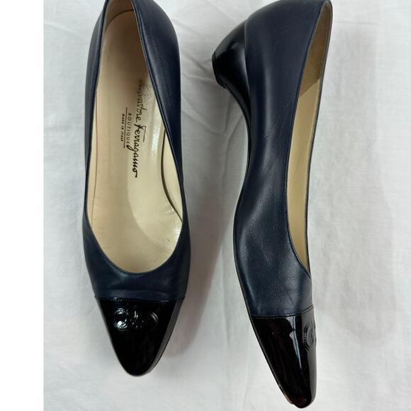 Salvatore Ferragamo Boutique Navy Leather Cap Toe Pumps size 9 classic toe style - Picture 1 of 7